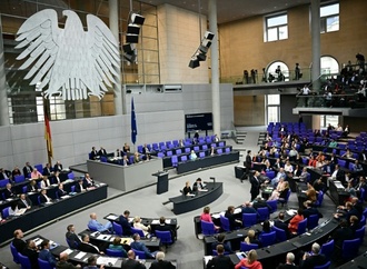 Bundestag berät über ''Modernisierungsagenda'' der Regierung und Klimawandel