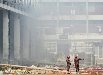 Brand zerstört Frachtkomplex des größten Flughafens von Bangladesch