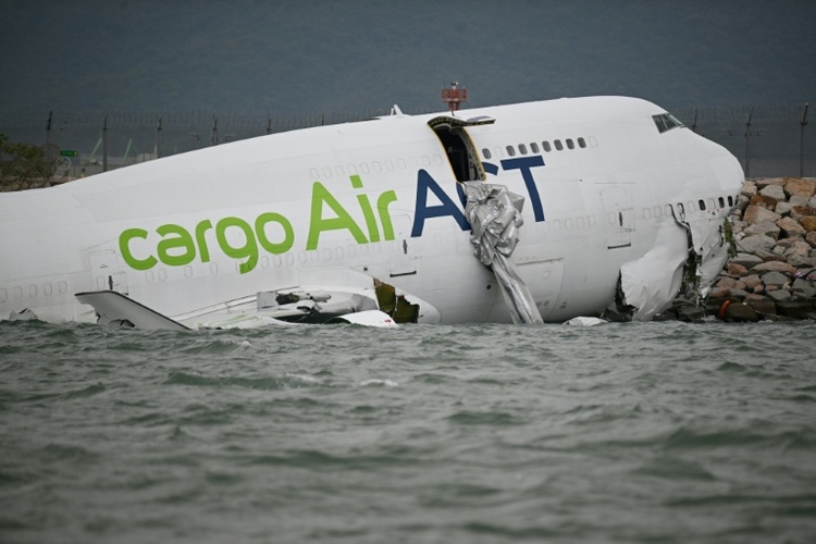 Zwei Tote bei Unglück mit Frachtflugzeug in Hongkong