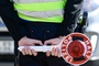 Passagierin schlägt Alarm: Polizei stoppt betrunkenen Busfahrer in Rostock