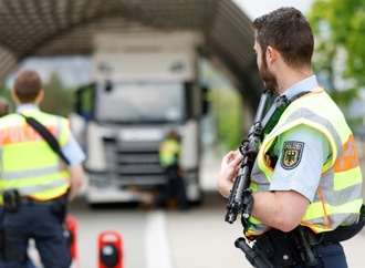 Haft für Lastwagenfahrer wegen Schmuggels von Zigaretten und Parfüm in Bayern