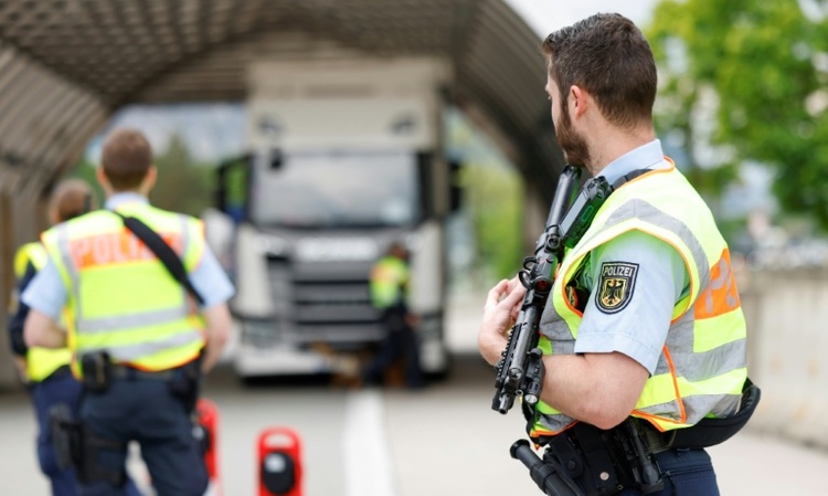 Haft für Lastwagenfahrer wegen Schmuggels von Zigaretten und Parfüm in Bayern
