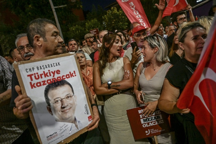 Prozess gegen bei Protesten in der Türkei festgenommene Fotografen vertagt