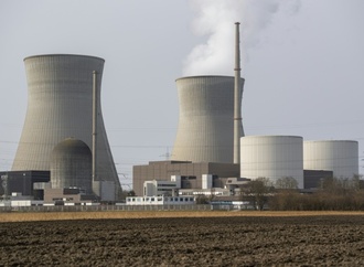 Kühltürme von ehemaligem Atomkraftwerk Gundremmingen in Bayern werden gesprengt