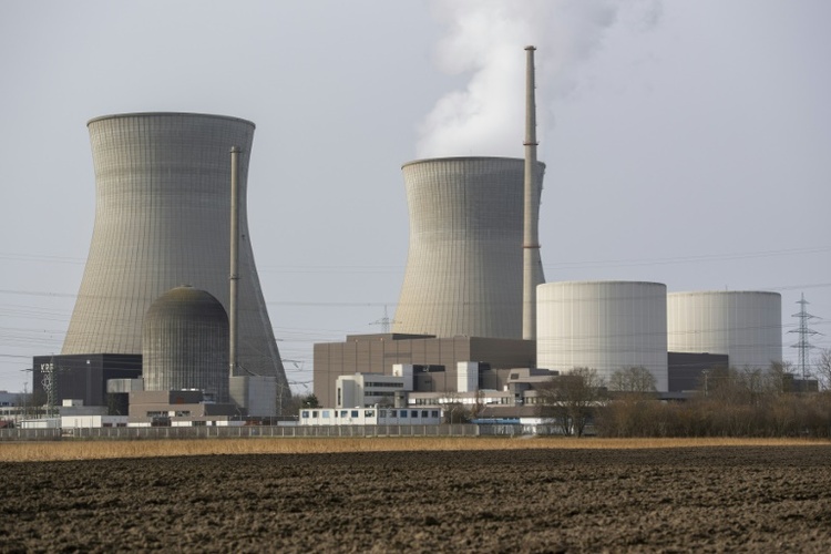 Kühltürme von ehemaligem Atomkraftwerk Gundremmingen in Bayern werden gesprengt