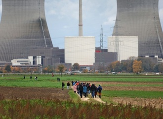 Kühltürme von ehemaligem Atomkraftwerk Gundremmingen in Bayern gesprengt