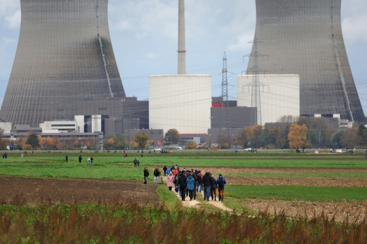 Kühltürme von ehemaligem Atomkraftwerk Gundremmingen in Bayern gesprengt