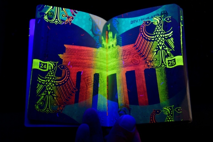 Italiener mit 21 gefälschten Ausweisdokumenten an Flughafen Köln/Bonn gefasst