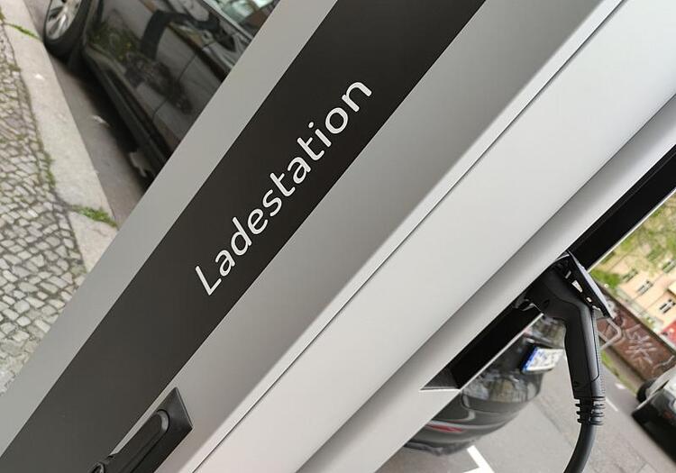Autoindustrie beklagt zu hohe Ladestrompreise für E-Fahrzeuge