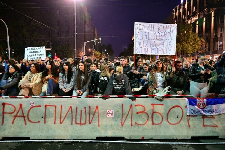 Tausende Unterstützer sowie Kritiker der Regierung bei Massenprotesten in Belgrad