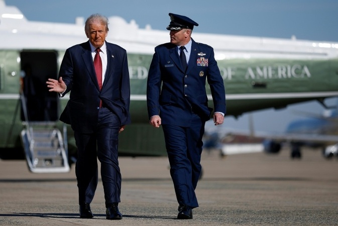 Verdächtiges Paket auf Trumps Flugplatz: Sieben Menschen im Krankenhaus behandelt