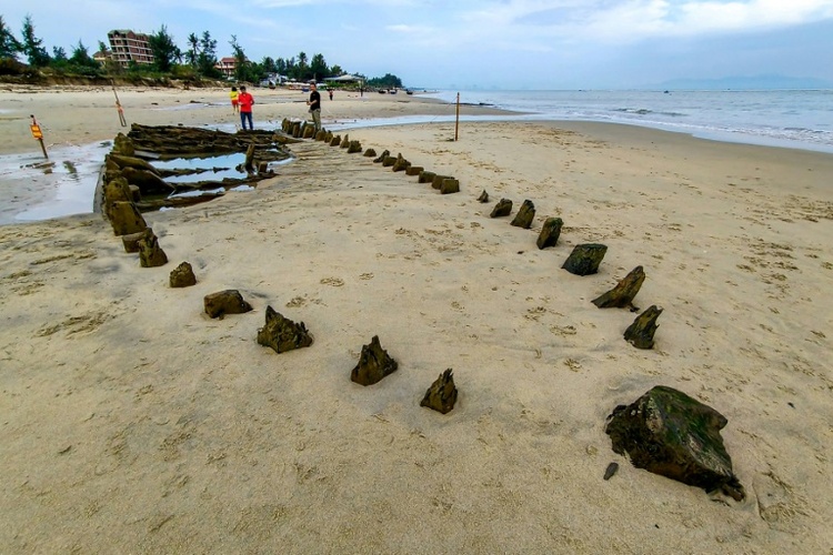 Taifun legt an Strand in Vietnam jahrhundertealtes Schiffswrack frei