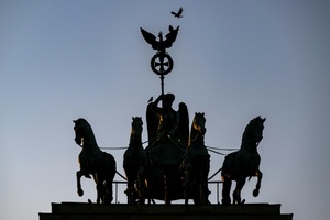 Propalästinensische Aktivisten gelangen mit Hebebühne auf Brandenburger Tor