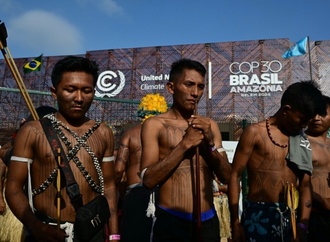 Protest für den Amazonas: Indigene blockieren Zugang zur Weltklimakonferenz