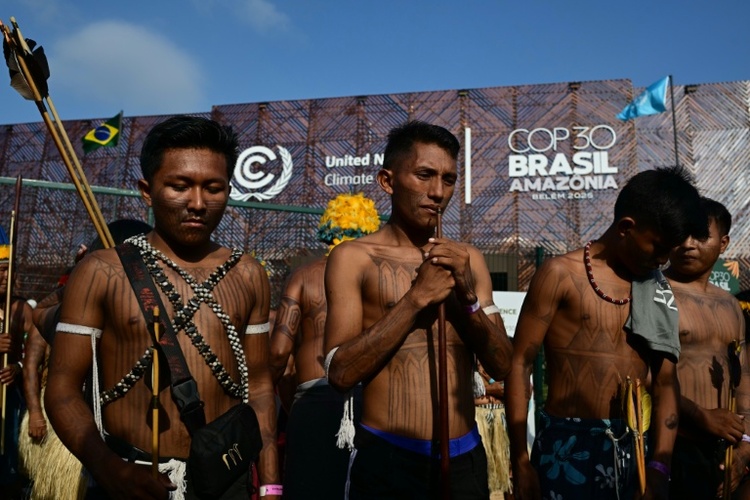 Protest für den Amazonas: Indigene blockieren Zugang zur Weltklimakonferenz
