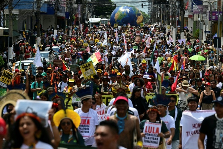 Zehntausende bei Großdemonstration zur Halbzeit der Klimakonferenz in Brasilien