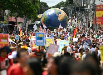 Großdemonstration zur Halbzeit der Weltklimakonferenz - Stockende Verhandlungen in Belém