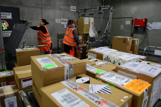 Miauen in Paketshop: Frau in Bayern gibt versehentlich Päckchen mit Katze auf