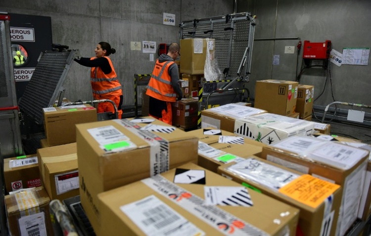 Miauen in Paketshop: Frau in Bayern gibt versehentlich Päckchen mit Katze auf