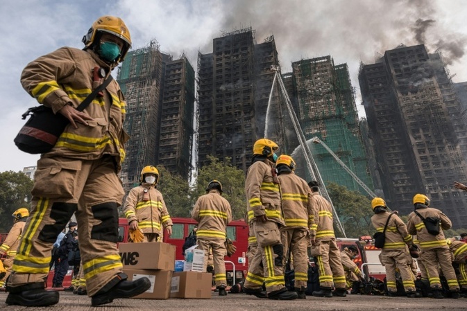 Großbrand in Hongkong: Mindestens 83 Todesopfer bestätigt - Bambusgerüste im Visier