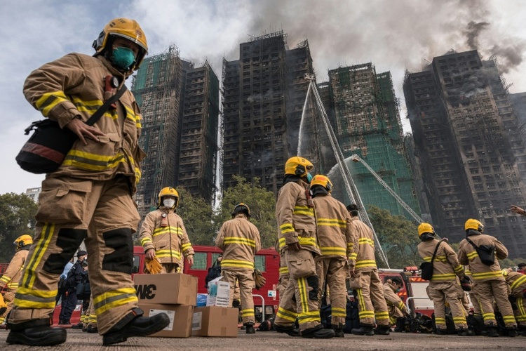 Großbrand in Hongkong: Mindestens 83 Todesopfer bestätigt - Bambusgerüste im Visier