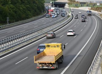 Frau drängt Autofahrer in Bayern von Autobahn - Einweisung in Psychiatrie
