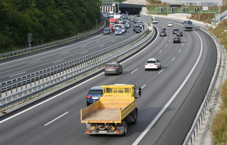 Frau drängt Autofahrer in Bayern von Autobahn - Einweisung in Psychiatrie