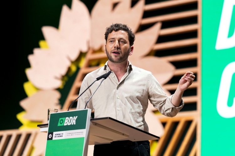 Grünen-Chef Banaszak fordert Einheit von Klimaschutz und sozialer Gerechtigkeit