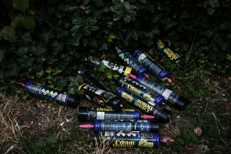 Mit Lachgas im Auto in Pool gestürzt: Drei Jungen in Frankreich tot