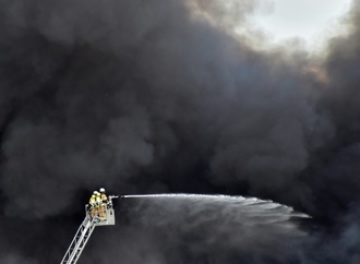 Wohnhausbrand in Niedersachsen: Retter kommt ums Leben