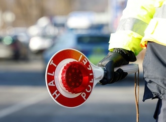 Niedersachsen: 16-jähriger Rollerfahrer verletzt bei Kontrolle zwei Polizisten