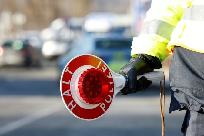 Niedersachsen: 16-jähriger Rollerfahrer verletzt bei Kontrolle zwei Polizisten
