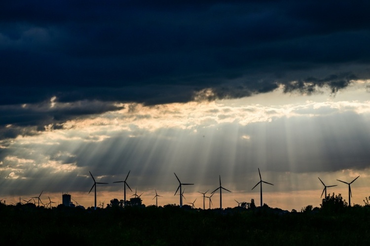 Vorläufige Berechnung: Erneuerbare decken 2025 rund 56 Prozent des Stromverbrauchs