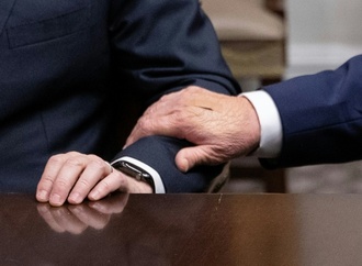 Pflaster an Trumps Hand: Weißes Haus nennt wieder Händeschütteln als Grund