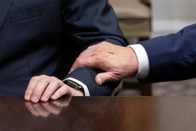 Pflaster an Trumps Hand: Weißes Haus nennt wieder Händeschütteln als Grund