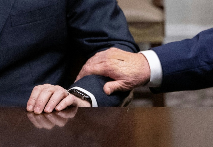 Pflaster an Trumps Hand: Weißes Haus nennt wieder Händeschütteln als Grund