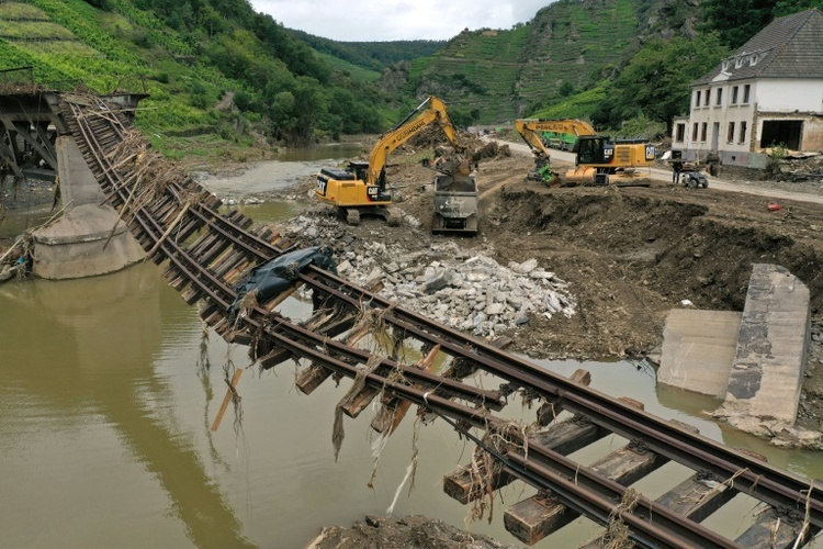 Bei Überschwemmungen zerstörte Ahrtalbahn wiedereröffnet