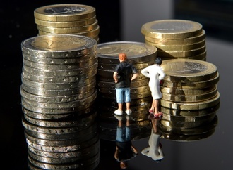 Gehalts- und Beschäftigungsbenachteiligung von Frauen unverändert hoch