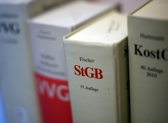 Untreue bei Lohnsteuerhilfeverein: Frühere Mitarbeiterin in Hessen verurteilt