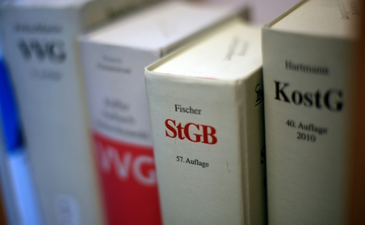 Untreue bei Lohnsteuerhilfeverein: Frühere Mitarbeiterin in Hessen verurteilt