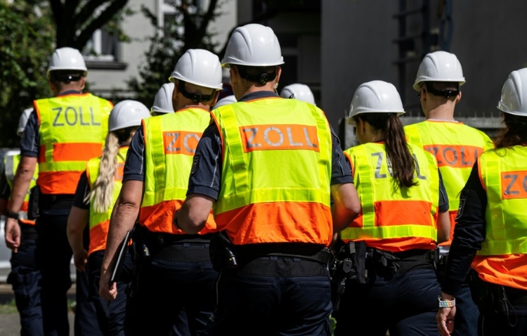 Großrazzia gegen Sozialleistungsbetrug in Hessen - mehr als 500 Beamte im Einsatz