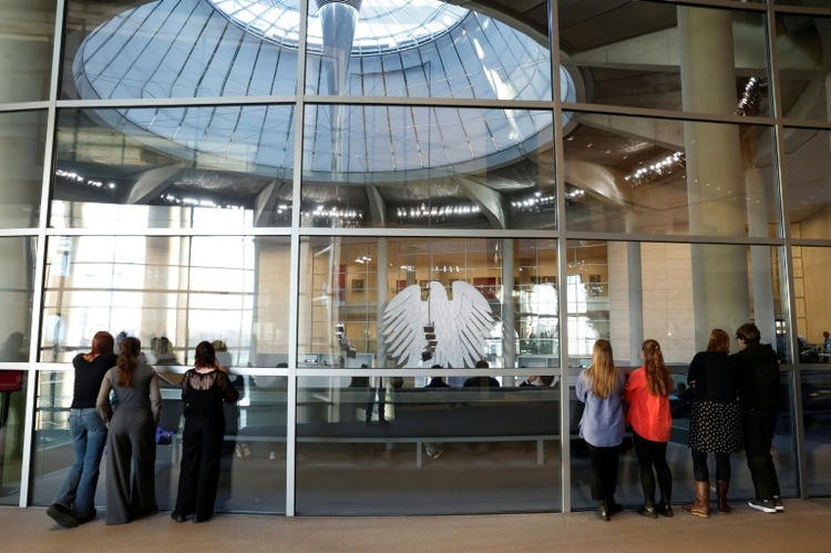 Bundestag befasst sich mit Start-up-Förderung und Krankenkassen