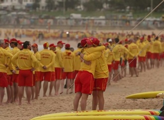 Rettungsschwimmer am Bondi Beach in Sydney gedenken der Anschlagsopfer