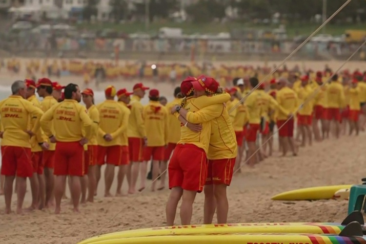 Rettungsschwimmer am Bondi Beach in Sydney gedenken der Anschlagsopfer