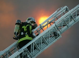 13 Menschen und zwei Hunde bei Brand gerettet - Haus nahe Bremen unbewohnbar