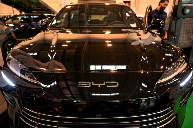 BYD 2025 voraussichtlich weltgrößter E-Autobauer - Tesla überflügelt