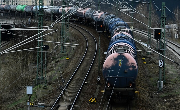 Entgleister Güterzug beschädigt Bahnstrecke in Bayern über mehrere Kilometer