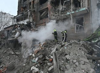 Gouverneur: 19 Verletzte bei russischem Angriff auf Wohngebäude in Charkiw