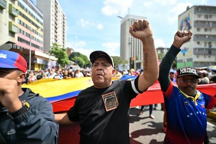 Venezolanische Abgeordnete skandieren Parolen zur Unterstützung Maduros