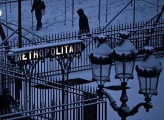 Starke Schneefälle führen zu Flug- und Zugausfällen in Teilen Europas